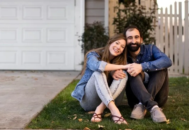 Pareja feliz en su nuevo hogar