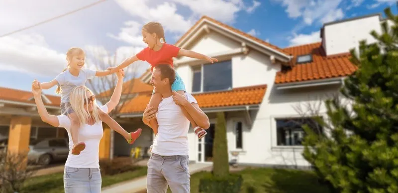 Familia feliz en su hogar