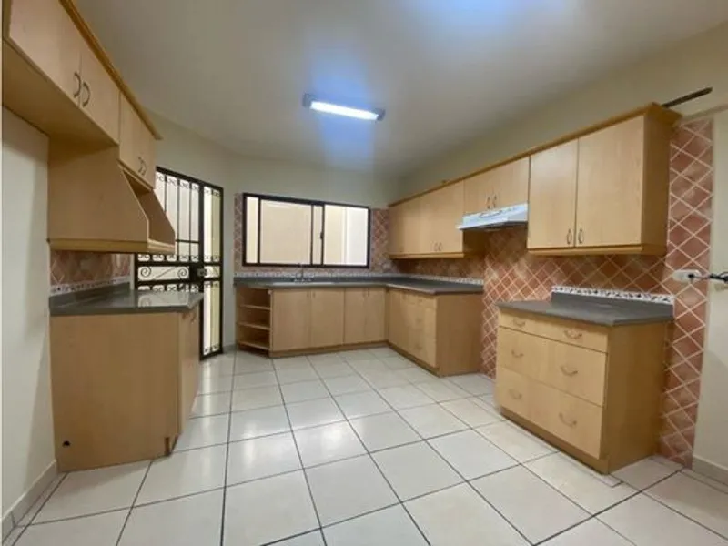 Alquiler De Casa En Colonia Lomas del Guijarro  - Tegucigalpa 080100099