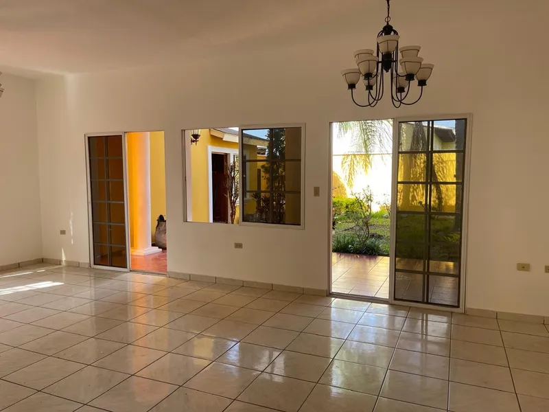 Venta De Casa En Residencial Las Uvas - Tegucigalpa 080100487